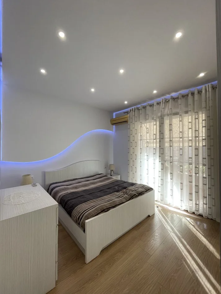 Tirane, jepet me qera apartament 2+1+Ballkon Kati 1, 90 m² 800 € (Rruga gamdi garunja)