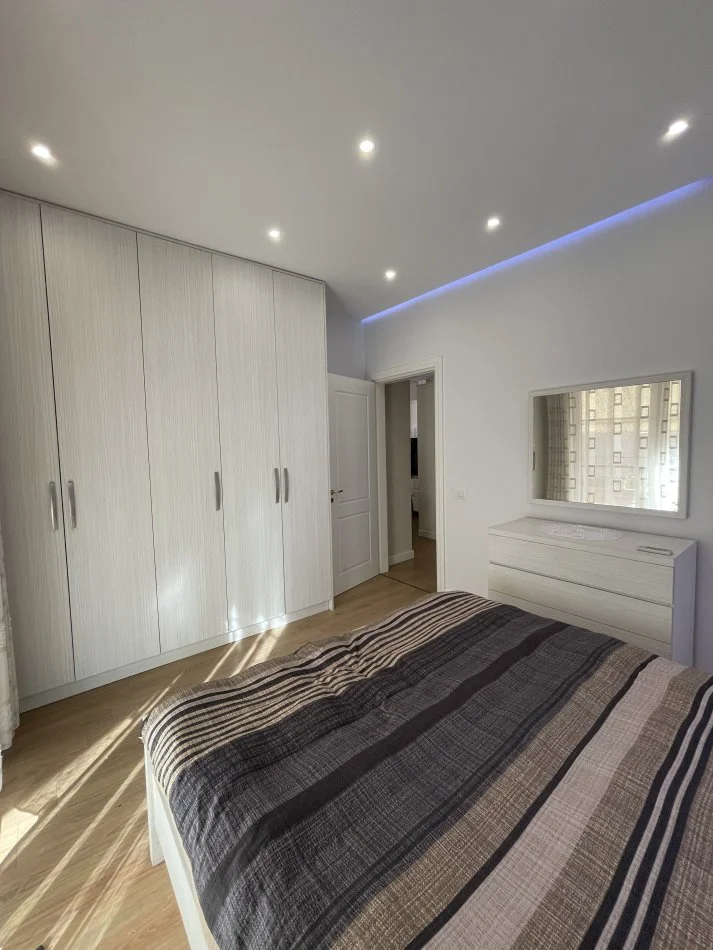 Tirane, jepet me qera apartament 2+1+Ballkon Kati 1, 90 m² 700 € (355693414015)