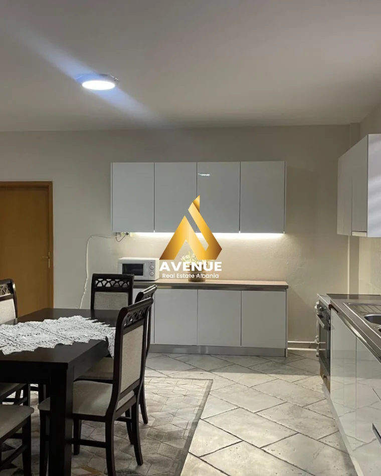 Tirane, jepet me qera Vile 2+1 Kati 1, 160 m² 650 € (Rruga Hoxha Tahsim)