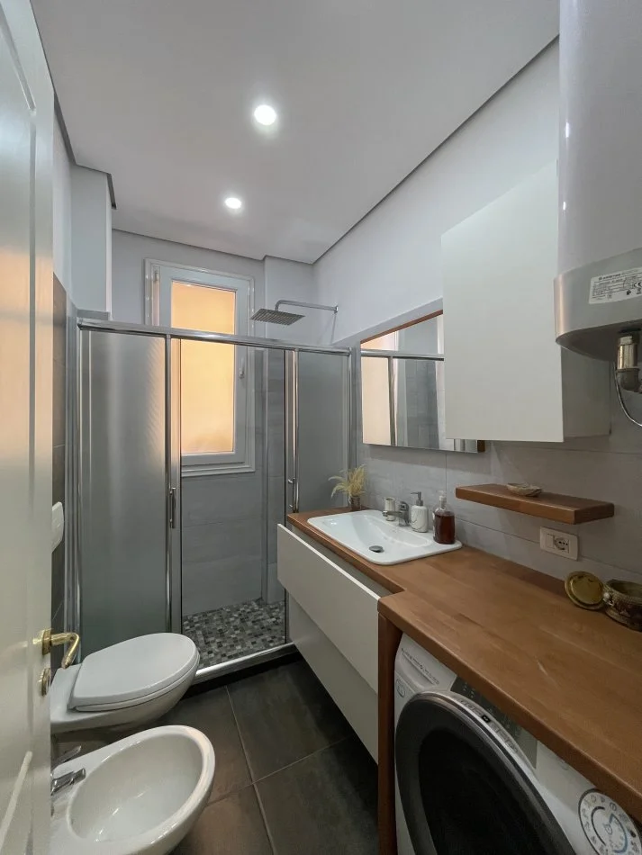 Tirane, jepet me qera apartament 2+1+Ballkon Kati 1, 90 m² 700 € (355693414015)