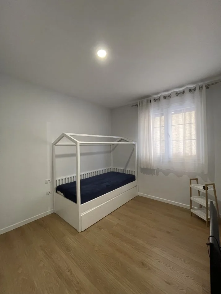 Tirane, jepet me qera apartament 2+1+Ballkon Kati 1, 90 m² 800 € (Rruga gamdi garunja)