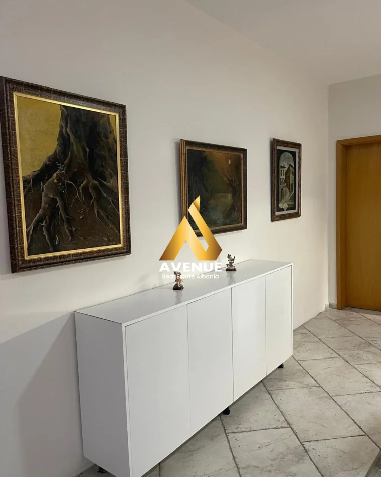 Tirane, jepet me qera Vile 2+1 Kati 1, 160 m² 650 € (Rruga Hoxha Tahsim)