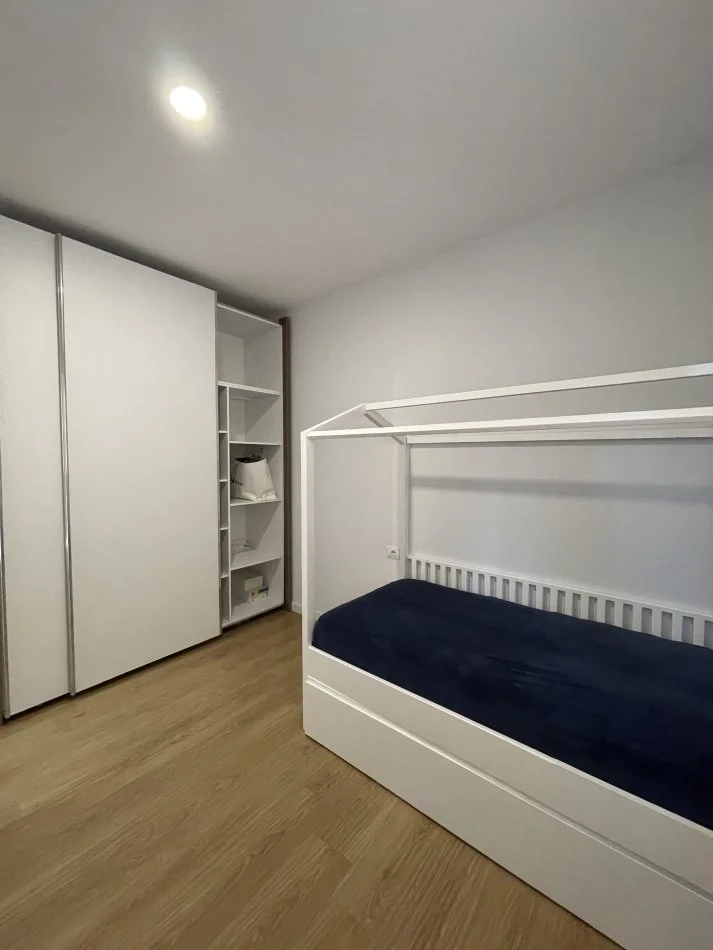 Tirane, jepet me qera apartament 2+1+Ballkon Kati 1, 90 m² 700 € (355693414015)