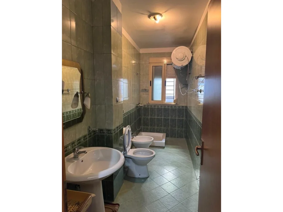 Tirane, jepet me qera apartament 1+1+Ballkon Kati 2, 70 m² 450 € 