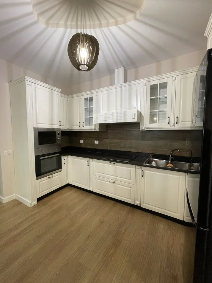 Tirane, jepet me qera apartament 2+1+Ballkon Kati 1, 90 m² 700 € (355693414015)