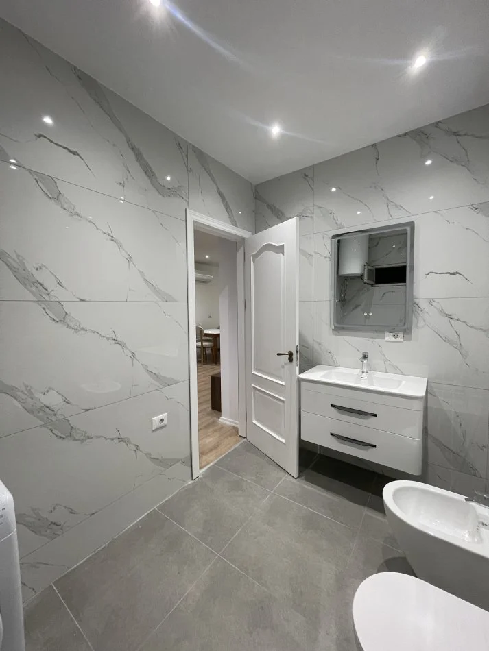 Tirane, shitet apartament 1+1+Ballkon Kati 5, 70 m² 175.000 € (Rruga fortuzi)