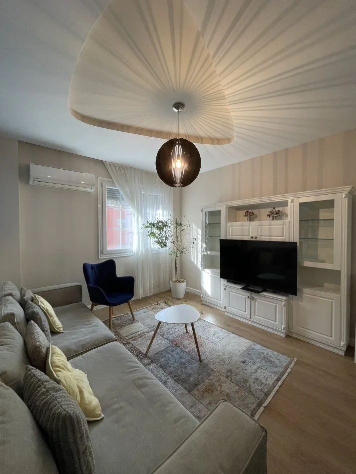 Tirane, jepet me qera apartament 2+1+Ballkon Kati 1, 90 m² 700 € (355693414015)