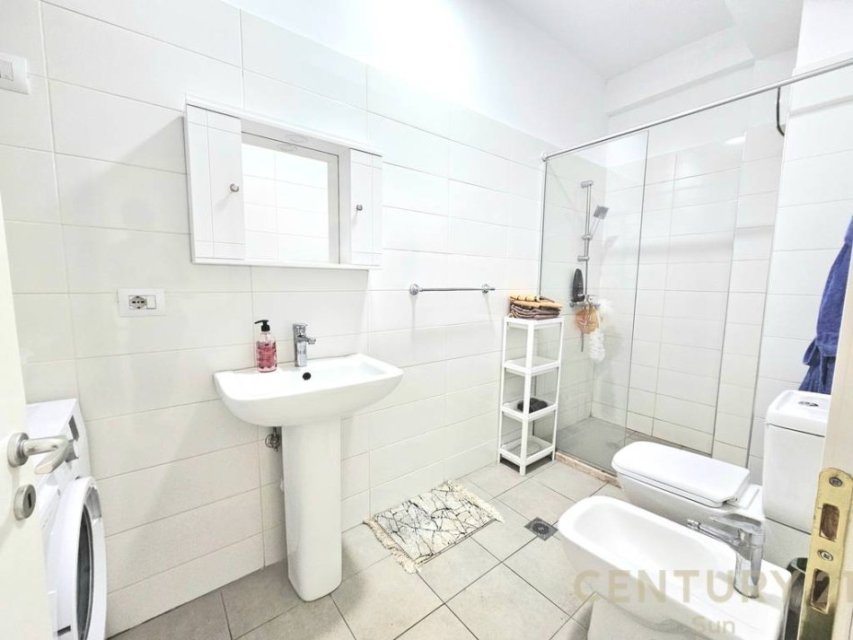 Tirane, jepet me qera 1+1 Kati 2, 72 m² 550 € 