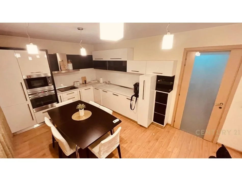 Tirane, jepet me qera apartament 2+1 Kati 4, 78 m² 700 € 