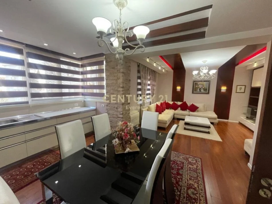 Tirane, shitet apartament 2+1 , 100 m² 200.000 € (Perball Martenitetit te Ri, Bryl)