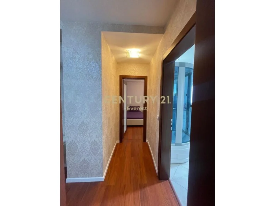 Tirane, shitet apartament 2+1 , 100 m² 200.000 € (Perball Martenitetit te Ri, Bryl)