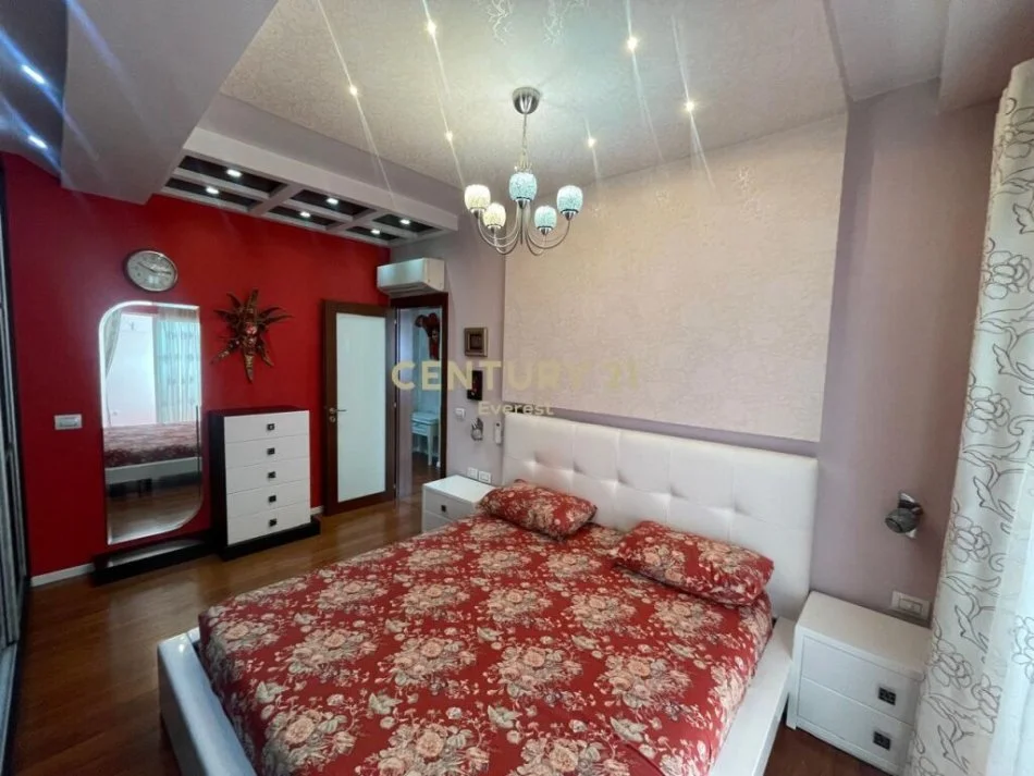 Tirane, shitet apartament 2+1 , 100 m² 200.000 € (Perball Martenitetit te Ri, Bryl)