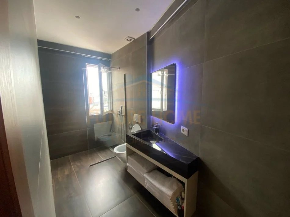 Tirane, shitet apartament 2+1+Ballkon Kati 8, 96 m² 160.000 € (Oxhaku)