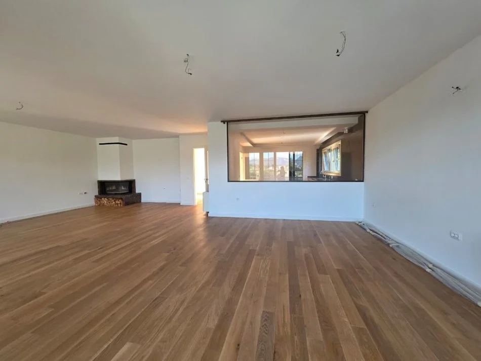 Tirane, shitet Vile 4+1 Kati 0, 444 m² (Lunder)