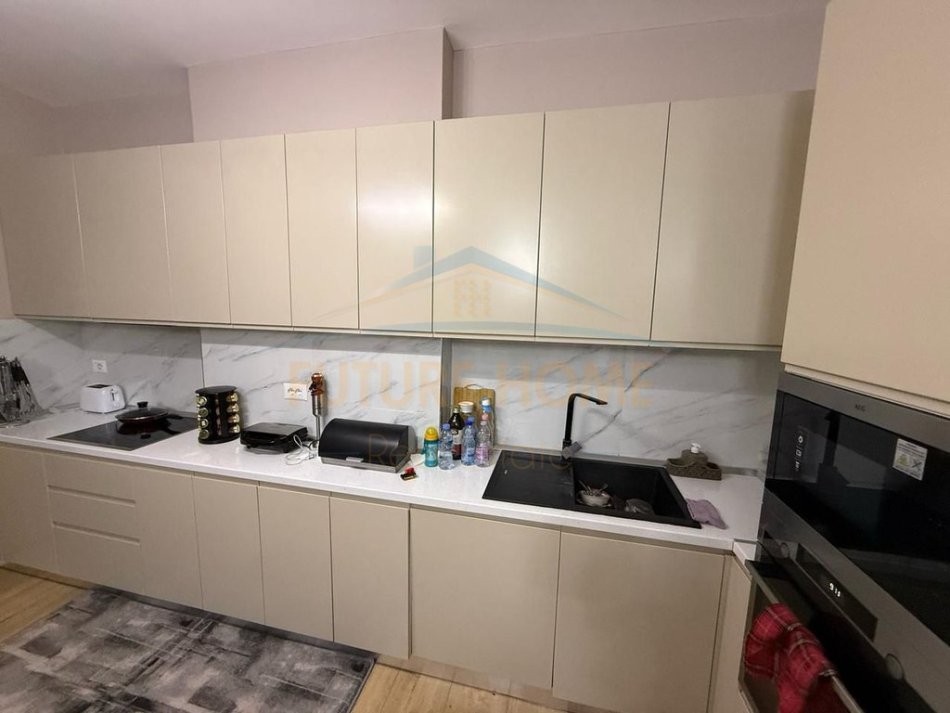 Tirane, shitet apartament 2+1+Ballkon Kati 9, 95 m² 150.000 € (Grand Gallery)