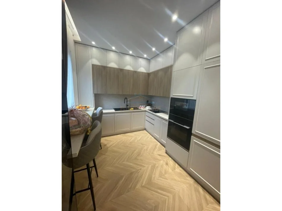 Tirane, jepet me qera Vile Kati 0, 225 m² 4.000 € 