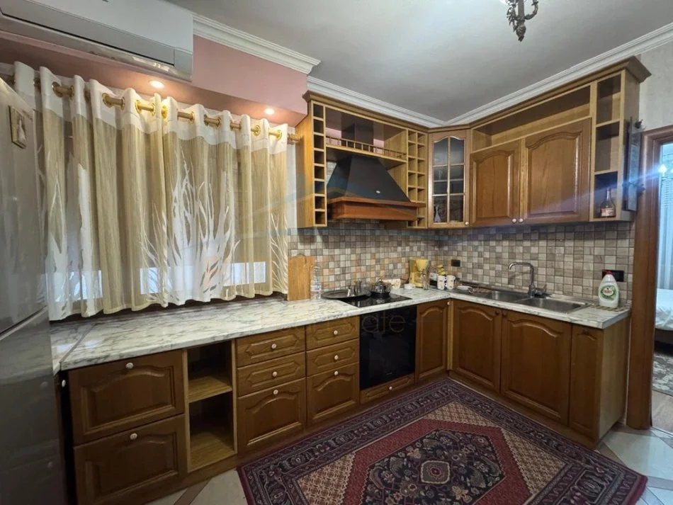 Tirane, jepet me qera apartament Kati 12, 75 m² 700 € 