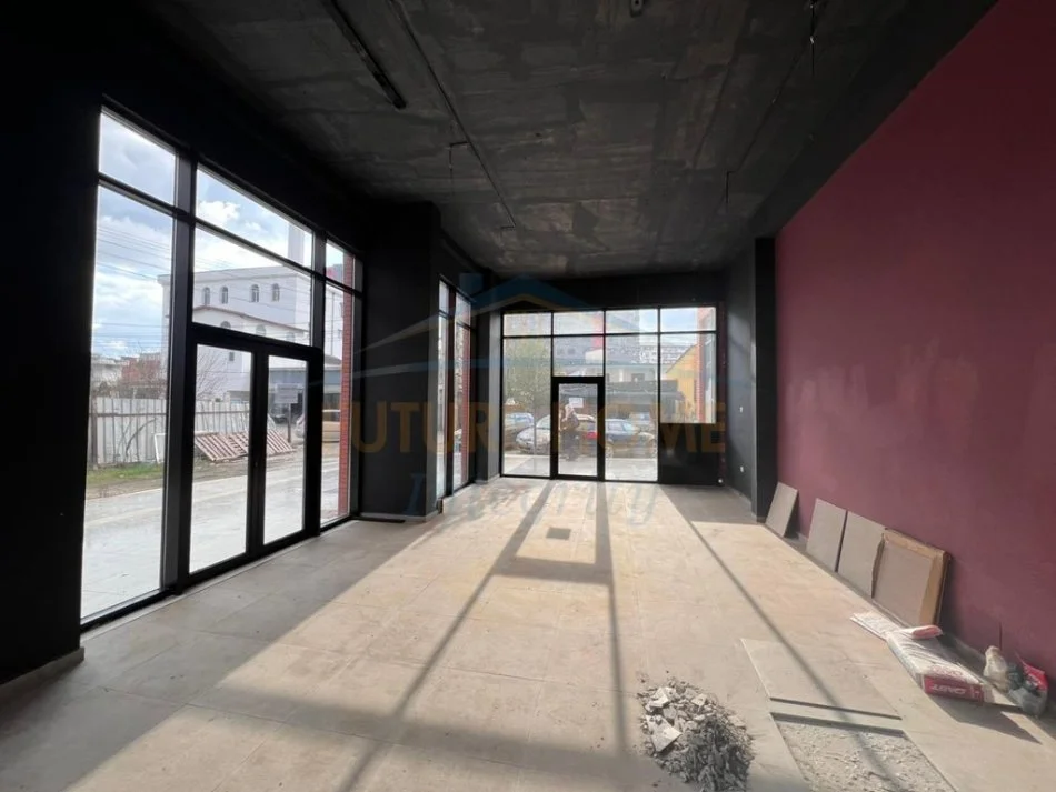 Tirane, jepet me qera ambjent biznesi Kati 0, 99 m² 1.400 €