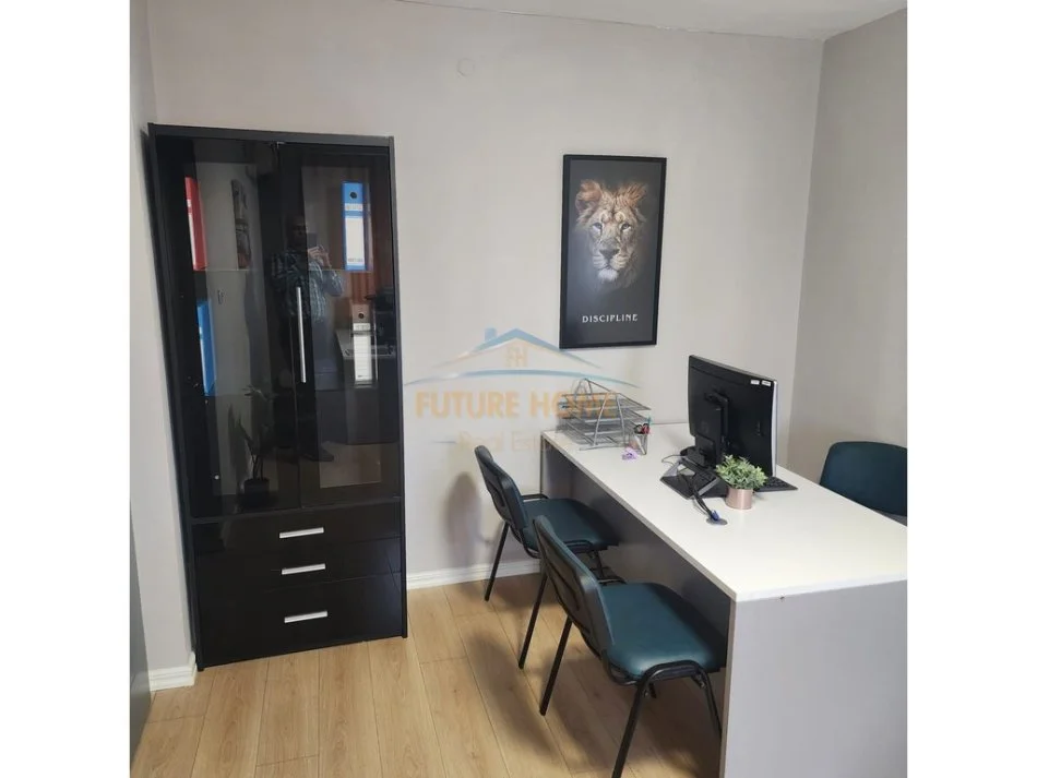 Tirane, jepet me qera zyre Kati 4, 35 m² 450 €