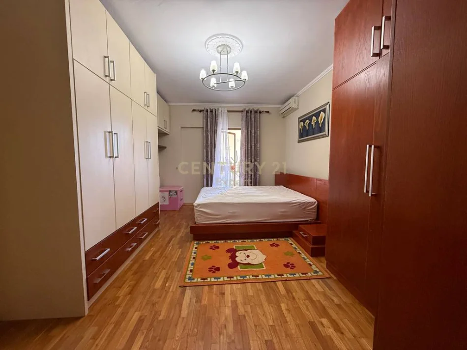 Tirane, jepet me qera apartament 2+1 Kati 5, 135 m² 900 € (rruga e Barrikadave)