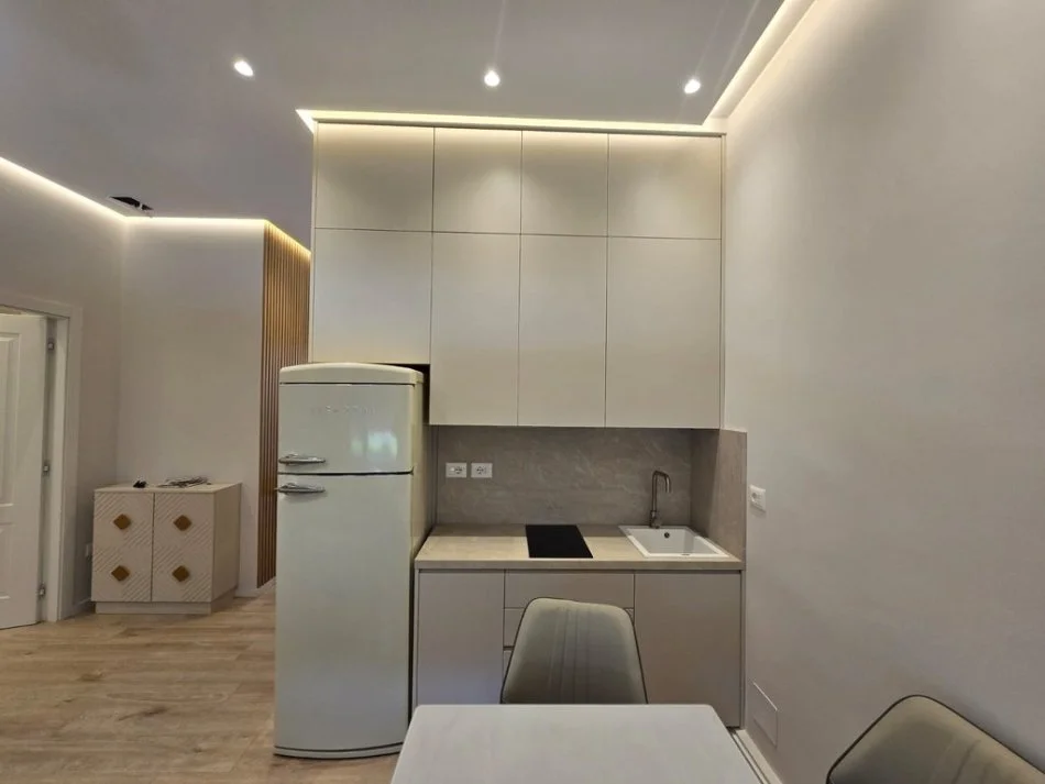 Tirane, jepet me qera apartament 1+1 Kati 1, 70 m² 750 € 