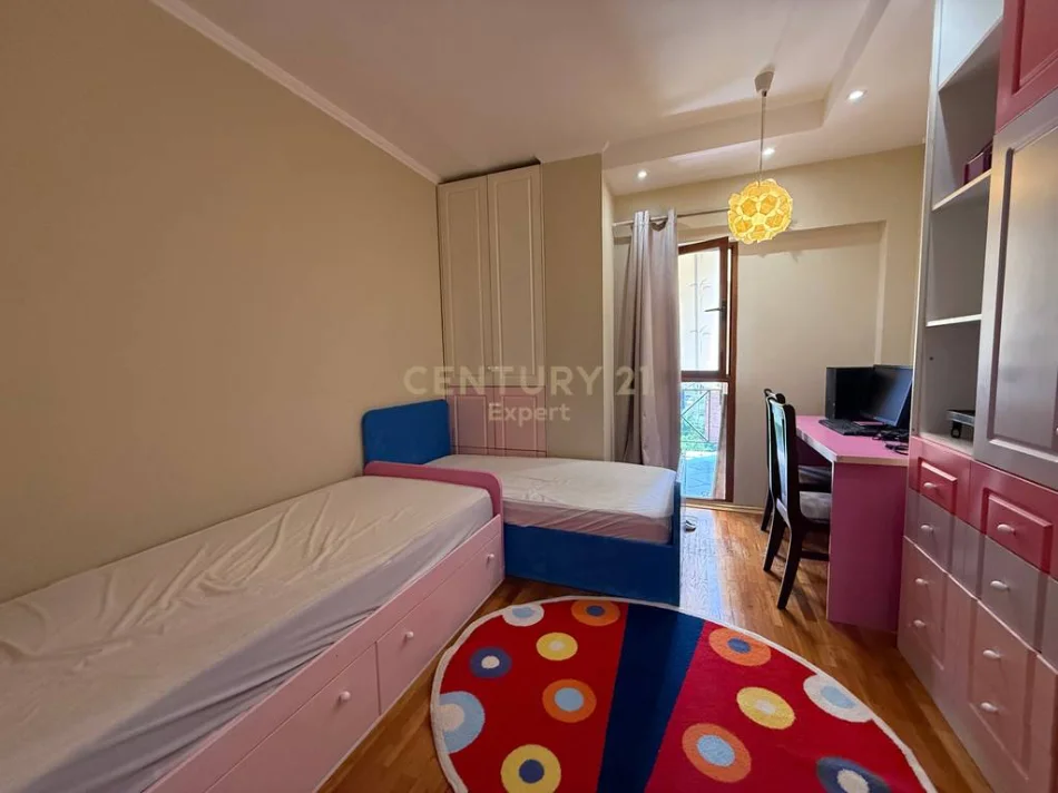 Tirane, jepet me qera apartament 2+1 Kati 5, 135 m² 900 € (rruga e Barrikadave)