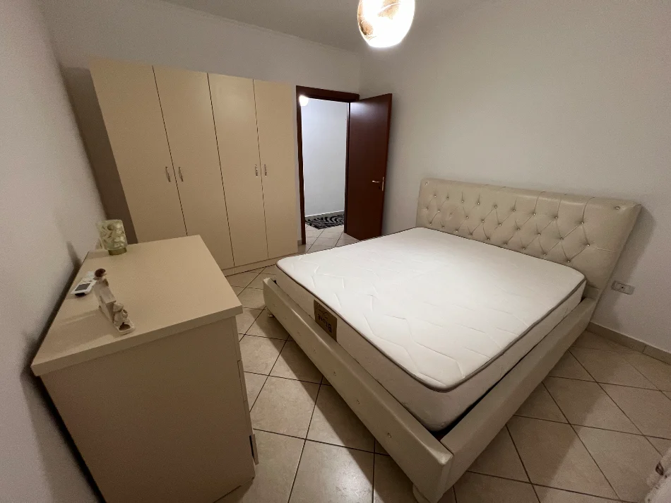 Komuna Parisit, jepet me qera apartament 2+1+2 Ballkone Kati 4, 86 m² 685 € (Rruga “Bilal Golemi”, prane kompleks Kika 1 K.Parisit)