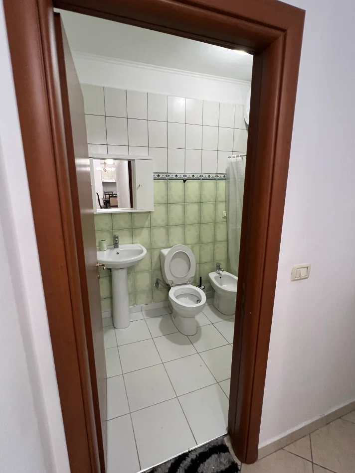 Komuna Parisit, jepet me qera apartament 2+1+2 Ballkone Kati 4, 86 m² 685 € (Rruga “Bilal Golemi”, prane kompleks Kika 1 K.Parisit)
