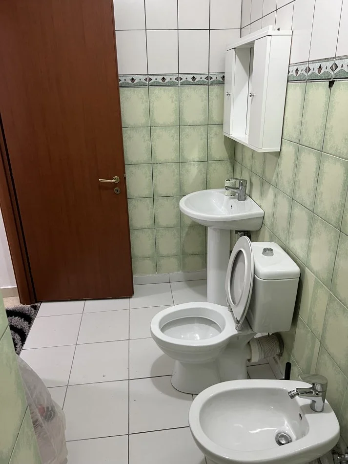 Tirane, jepet me qera apartament 2+1 Kati 4, 86 m² 650 € (Komuna e Parisit, Rruga Bilal Golemi.)