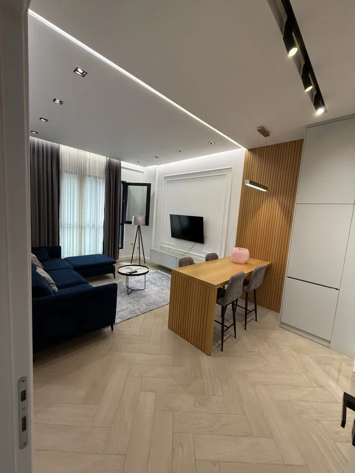 Tirane, jepet me qera apartament 1+1+Ballkon Kati 7, 800 € (Square 21)