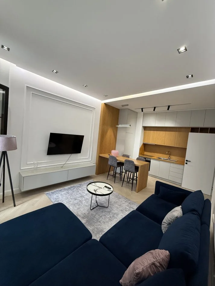 Tirane, jepet me qera apartament 1+1+Ballkon Kati 7, 800 € (Square 21)