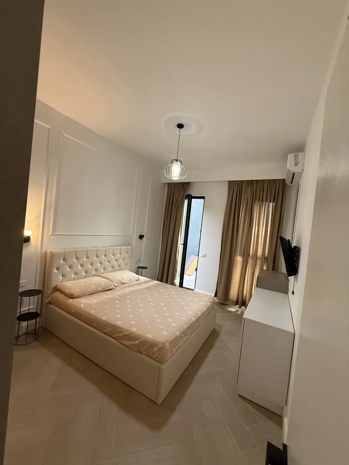 Tirane, jepet me qera apartament 1+1+Ballkon Kati 7, 800 € (Square 21)