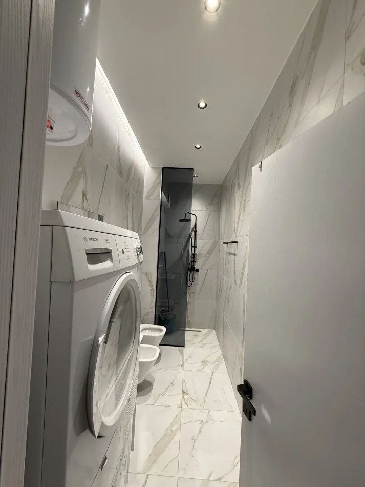 Tirane, jepet me qera apartament 1+1+Ballkon Kati 7, 800 € (Square 21)