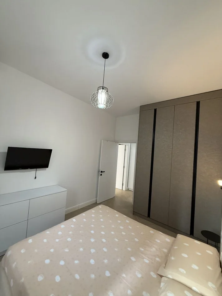 Tirane, jepet me qera apartament 1+1+Ballkon Kati 7, 800 € (Square 21)