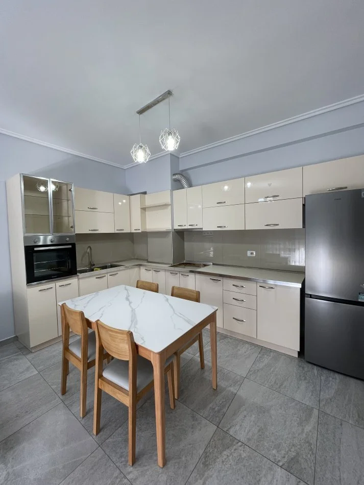 Tirane, jepet me qera apartament 2+1+Ballkon Kati 5, 104 m² 700 € (Rruga liman kaba)