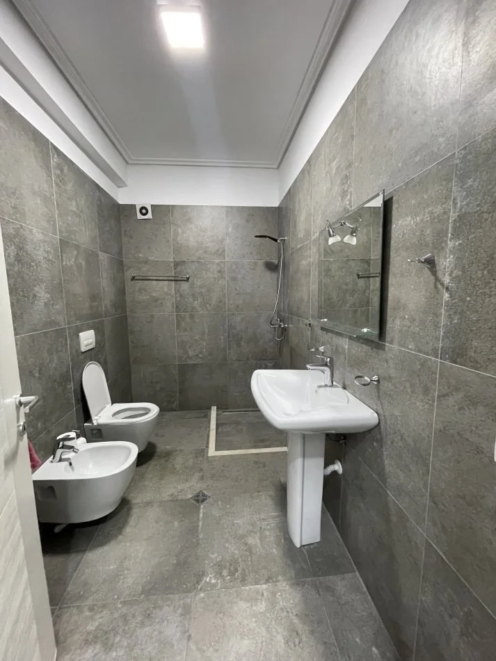 Tirane, jepet me qera apartament 2+1+Ballkon Kati 5, 104 m² 700 € (Rruga liman kaba)