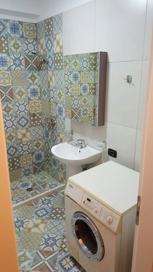 Tirane, jepet me qera apartament 1+1 Kati 1, 40 € (5 Maji)