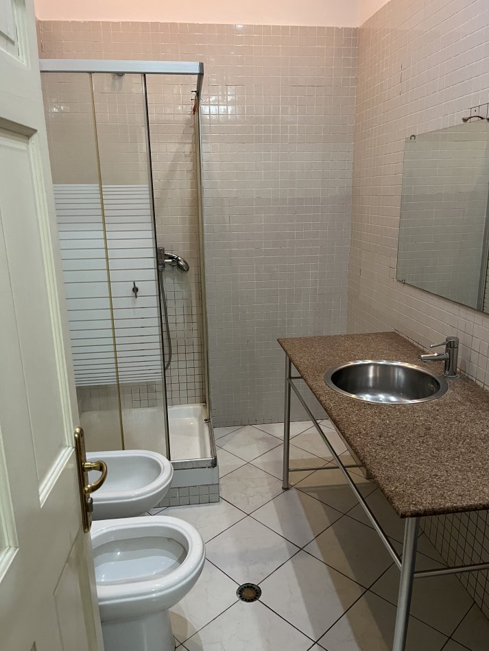 Tirane, jepet me qera apartament 1+1+Aneks+Ballkon Kati 2, 89 m² 450 € (Rr.Derhemi-Shkolla e Kuqe)