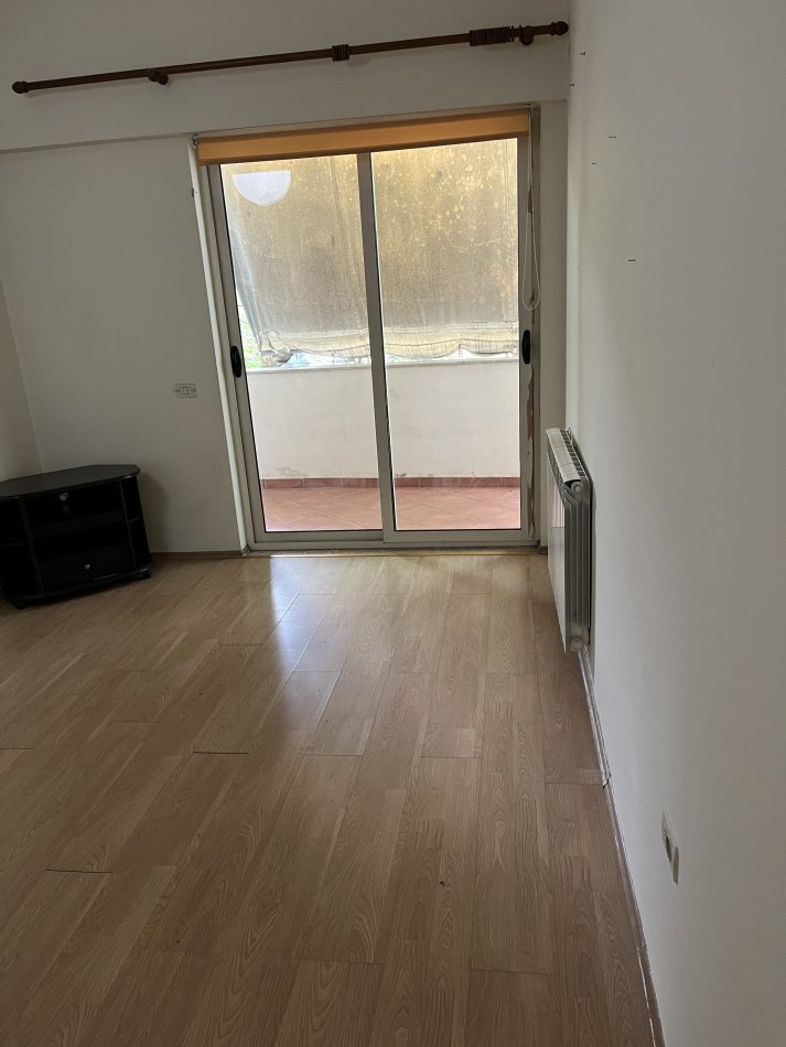 Tirane, jepet me qera apartament 1+1+Aneks+Ballkon Kati 2, 89 m² 450 € (Rr.Derhemi-Shkolla e Kuqe)