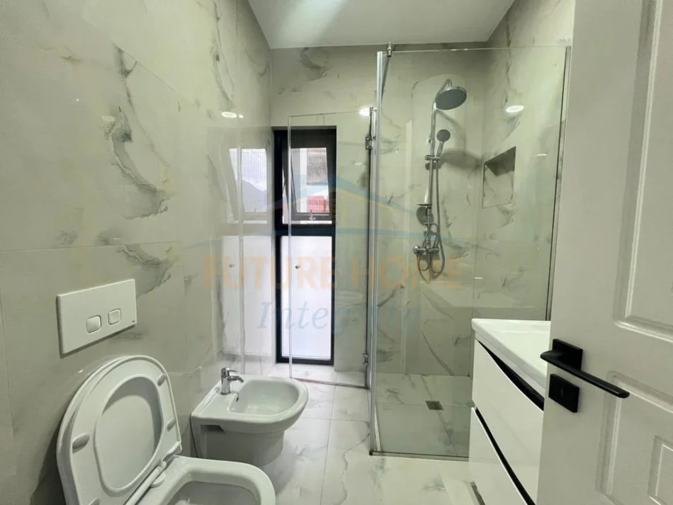 Tirane, jepet me qera 2+1 , 106 m² 1.500 € (Farke)