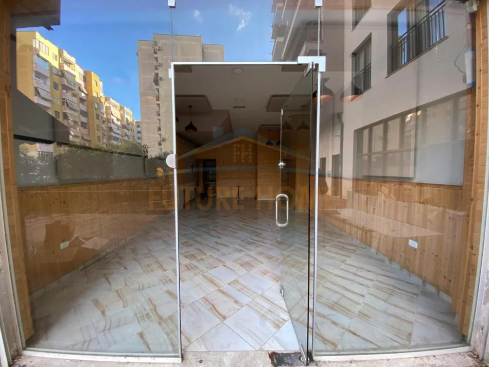 Tirane, jepet me qera ambjent biznesi Kati 0, 58 m² 600 €