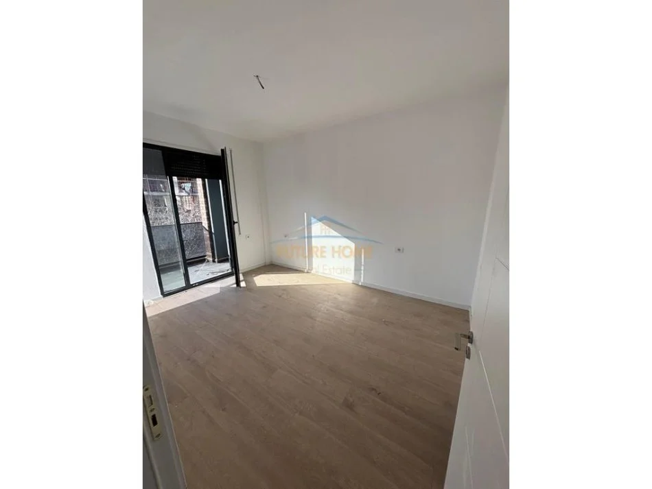Tirane, jepet me qera zyre Kati 2, 84 m² 900 €