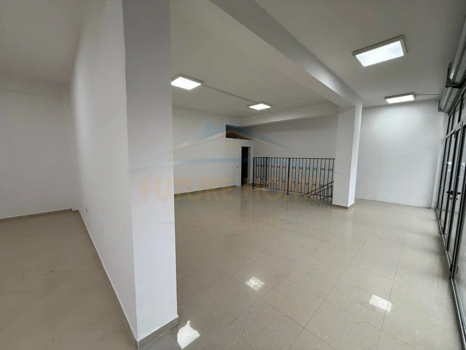 Tirane, jepet me qera ambjent biznesi Kati 0, 220 m² 2.200 €