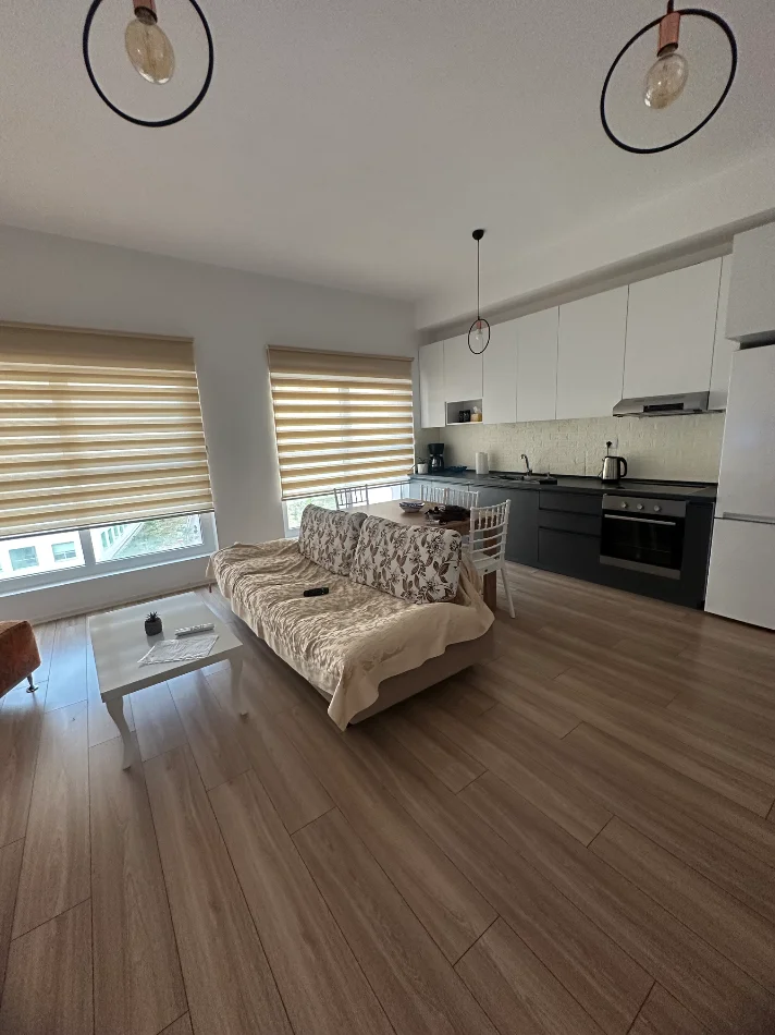 Tirane, jepet me qera apartament 2+1+Ballkon Kati 4, 500 € (Kompleksi Mangalem)