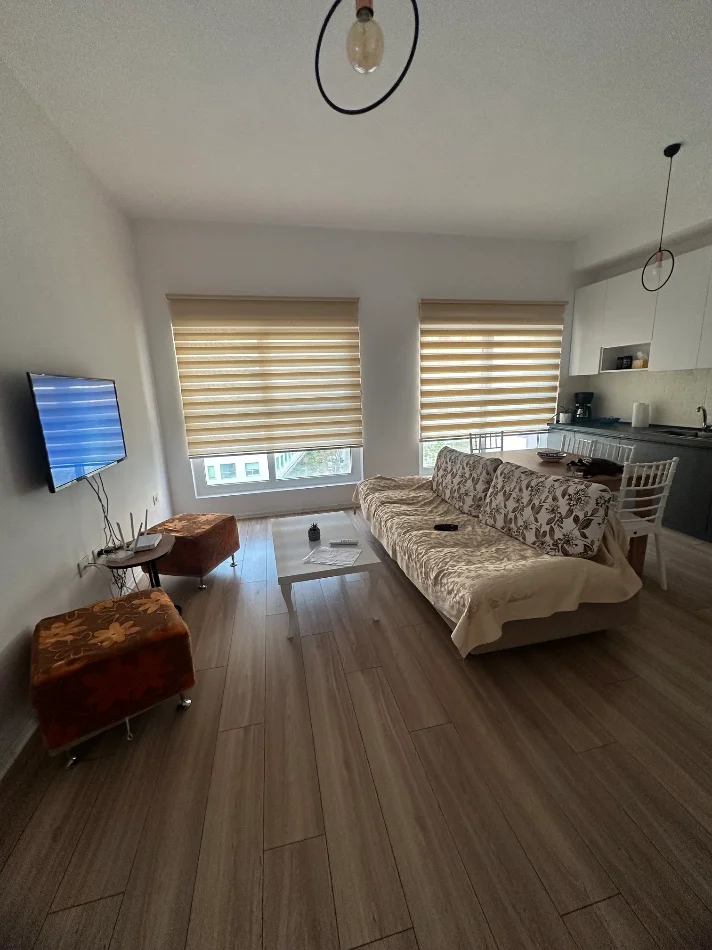 Tirane, jepet me qera apartament 2+1+Ballkon Kati 4, 500 € (Kompleksi Mangalem)