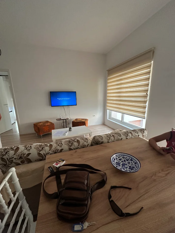 Tirane, jepet me qera apartament 2+1+Ballkon Kati 4, 500 € (Kompleksi Mangalem)