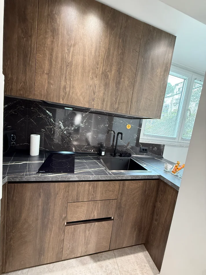 Jap me qera ditore ,javore ,garsoniere te 21 Dhjetori mozaiku Kati 1, 50  m² (21 dhjetori)