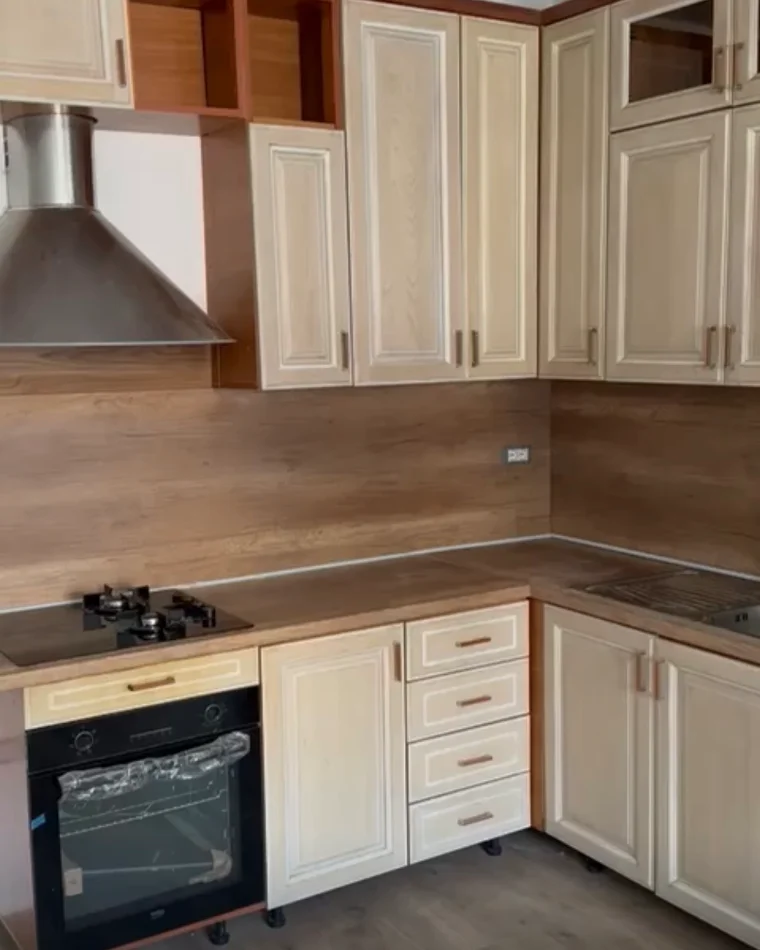 Tirane, jepet me qera apartament 2+1+Ballkon Kati 7, 400 € 