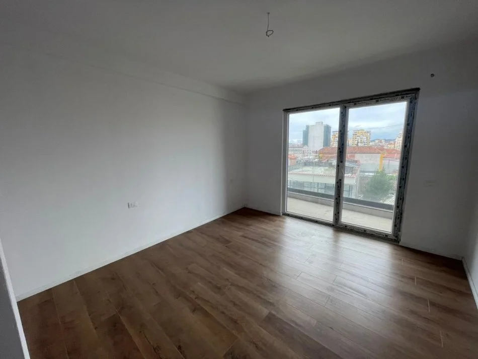 Tirane, shitet apartament 2+1+Ballkon Kati 2, 111 m² 192.000 € (Rruga e Burgut)
