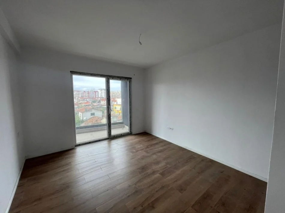 Tirane, shitet apartament 2+1+Ballkon Kati 2, 111 m² 192.000 € (Rruga e Burgut)